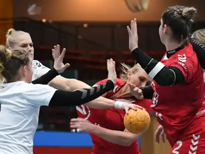 Haupttorschützin Katharina Schanko (am Ball) hatten gegen Hude keinen leichten Stand. Am Ende unterliefen den WHV-Oberliga-Handballerinnen zu viele Fehler.