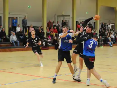 Die Elsflether Handballer (dunkle Trikots) behielten im Verbandsliga-Duell mit Hatten-Sandkrug die Oberhand.
