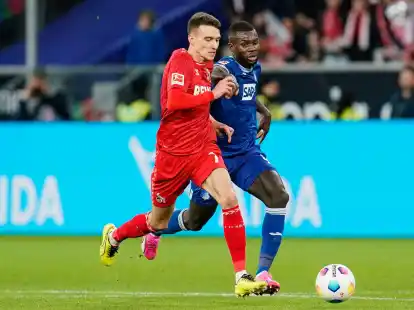 K&ouml;lns Dejan Ljubicic (l) im Laufduell mit dem Hoffenheimer Ihlas Bebou.