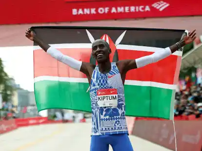 Kelvin Kiptum aus Kenia feierte seinen Weltrekordsieg beim Chicago-Marathon.