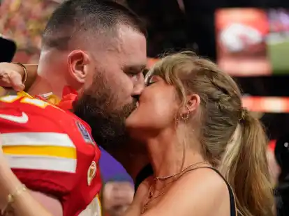 Taylor Swift k&uuml;sst Kansas City Chiefs Tight End Travis Kelce.