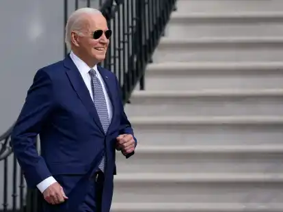 &laquo;Genau so, wie wir es geplant haben.&raquo; - Ein Meme auf dem pers&ouml;nlichen X-Account (vormals Twitter) von US-Pr&auml;sident Joe Biden parodiert eine Verschw&ouml;rungstheorie rund um den Super Bowl.