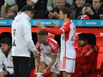 Bayerns Thomas M&uuml;ller (r) spricht bei seiner Einwechslung mit Trainer Thomas Tuchel.