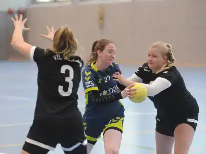 Durchsetzungsstark: die Handballerinnen der HSG Unterweser (am Ball, hier im Spiel gegen den VfL Oldenburg)