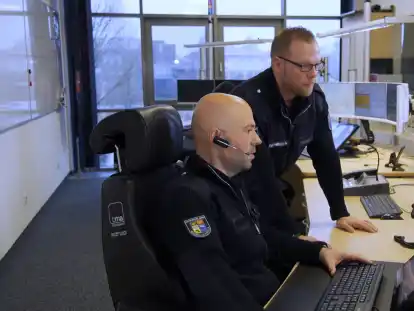 Hier z&auml;hlt jede Sekunde: In der Kooperativen Leitstelle in Wittmund. 