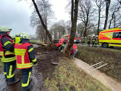 Unfall auf der Hatter Landstraße in Höhe des Flugplatzes: Ein Lkw-Fahrer  verlor am Montagvormittag die Kontrolle über sein mit Erde beladenes Fahrzeug, rutschte in den Straßengraben und prallte gegen einen Baum.
