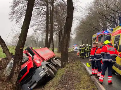 Unfall auf der Hatter Landstraße in Höhe des Flugplatzes: Ein Lkw-Fahrer  verlor die Kontrolle über sein mit Erde beladenes Fahrzeug, rutschte in den Straßengraben und prallte gegen einen Baum.