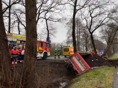 Unfall auf der Hatter Landstraße in Höhe des Flugplatzes: Ein Lkw-Fahrer  verlor die Kontrolle über sein mit Erde beladenes Fahrzeug, rutschte in den Straßengraben und prallte gegen einen Baum.