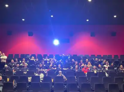 So langsam füllen sich die Reihen im CineStar: Die Tigers Emden schauten mit Fans, Freunden und Gästen den Super Bowl im Kino.