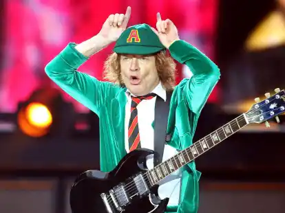 Angus Young ist Gr&uuml;nder und Gitarrist der Hardrock-Band AC/DC.