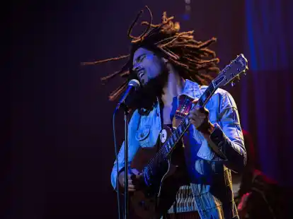 Kingsley Ben-Adir als Bob Marley in einer Szene des Films &laquo;Bob Marley: One Love&raquo;