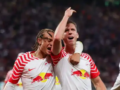 Leipzigs Xavi Simons (l) und Dani Olmo wurden in der Kaderschmiede des FC Barcelona ausgebildet.