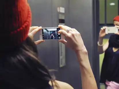 Technikbegeistert, immer online, aber auch gesundheits- und umweltbewusst: Das ist nach einer aktuellen Umfrage die Generation Z. Ein Leben ohne Smartphone kann sie sich nur schwer vorstellen.