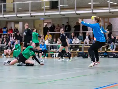 Der SV H&ouml;ltinghausen (gr&uuml;ne Trikots) feierte am vergangenen Wochenende einen wichtigen Sieg.