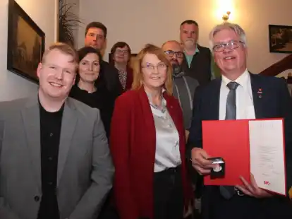 Thomas Harms (vorne rechts) erhielt zum Abschied aus dem SPD-Vorstand die Willy-Brandt-Medaille. Dazu gratulierten neben weiteren Genossen unter anderem der neue Ortsvereinsvorsitzende Morten Wiesner (links), die SPD-Bundestagsabgeordnete Susanne Mittag (Mitte) und der SPD-Unterbezirksvorsitzende Stephan Bosak (hinten rechts).