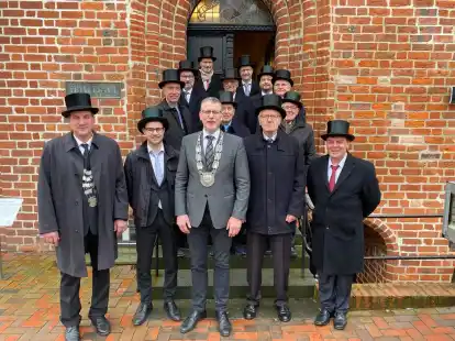 Die Pielepoggen wurden von B&uuml;rgermeister Jens Kuraschinski im Rathaus empfangen.