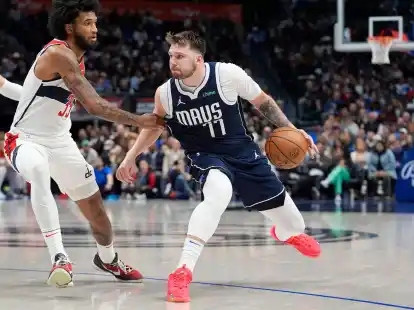 Mavs-Star Luka Doncic (r) schaffte bereits sein zehntes Triple-Double in dieser Saison.