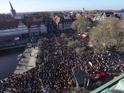 Rund 4000 Menschen demonstrierten Ende Januar in Emden gegen Rechtsextremismus.