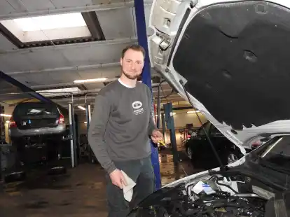 Der Meister Theis Janssen bei der Arbeit am Motor.