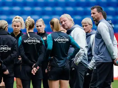 Mit den R&uuml;ckkehrerinnen Lea Sch&uuml;ller und Lena Oberdorf gehen die deutschen Fu&szlig;ballerinen in die entscheidende Olympia-Qualifikation beim Final Four-Turnier der Nations League.
