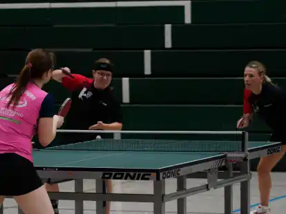 Wie beim 7:3-Erfolg des OTB im Hinspiel gewannen Nathalie Jokisch (dunkles Trikot, links) und Anastasia Peris ihr Doppel. Am Ende lag diesmal aber Wissingen 6:4 vorn.