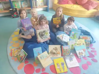 Die Kinder der Sonnengruppe des Kindergartens Knaggerei in Wildeshausen freuen sich &uuml;ber die B&uuml;cherspende des Vereins &bdquo;Sonnenblumenzeit&ldquo;.