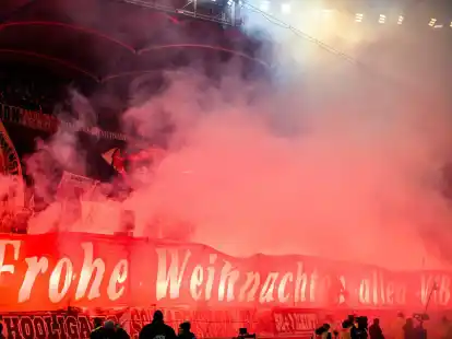 F&uuml;r das Fan-Vergehen beim Heimspiel der Stuttgarter gegen Augsburg muss der VfB 70.000 Euro zahlen.