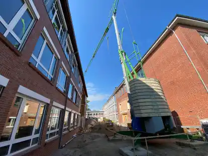 Der Haupteingang der Graf-Anton-G&uuml;nther-Schule ist wegen der Bauarbeiten derzeit gesperrt. Insgesamt investiert der Landkreis f&uuml;nf Millionen Euro.