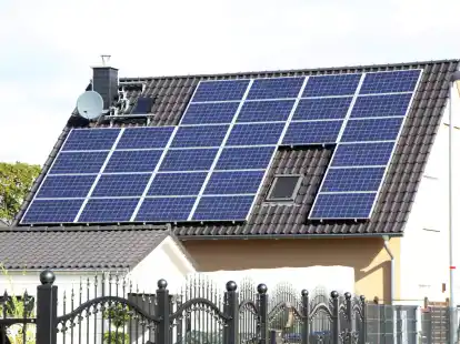 Sonnenenergie optimal nutzen:&nbsp;F&uuml;r Eigenheimbesitzer ist eine Solaranlage auf dem Dach eine Option.