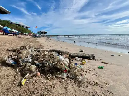 M&uuml;ll liegt am Strand von Kuta.