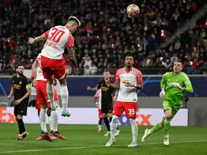 Leipzigs Benjamin Sesko (l) erzielt ein Tor, das wegen Abseits aber nicht gegeben wird.