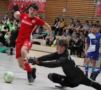 Hochklassigen Jugend-Hallenfußball zeigten in Obenstrohe auch die B1-Junioren des JFV Varel (blau-weiße Trikots) und OSV Hannover (in Rot).