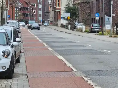 Wellig wie die Ems, die hier einst floss: die Nesserlander Stra&szlig;e. Der unebene Asphaltbelag mit dem Flickenteppich ist dem zu weichen Untergrund des fr&uuml;heren Flussbettes geschuldet und soll voraussichtlich ab Ende M&auml;rz beseitigt werden. Die Stra&szlig;e wird, damit es nicht zu unn&ouml;tigen Verkehrsbehinderungen kommt, im Zuge der Modernisierung des Bahn&uuml;bergangs saniert.