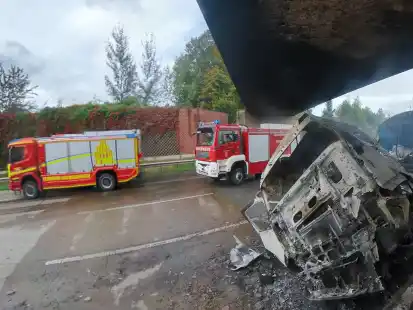 Im Oktober r&uuml;ckten die Emsteker Kameraden gemeinsam mit weiteren Feuerwehren auf die Autobahn aus. Dort war ein Lkw gegen einen Br&uuml;ckenpfeiler gefahren und in Brand geraten.