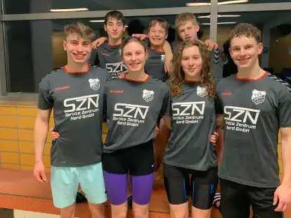 Formstark in Bremerhaven: (hinten von links) Sven M&uuml;ller-Lopez, Mischa Angelov, Niklas Gro&szlig;, (vorne) Renke M&ouml;ller, Jette D&uuml;e, Sophie M&uuml;ller-Lopez und Nicolas J&uuml;nger vom TuS B&uuml;ppel