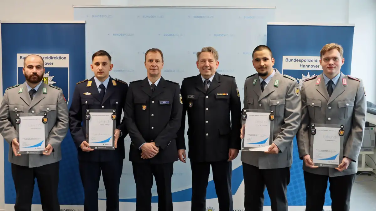 Wer Ist Höher Polizei Oder Bundeswehr Polizei und Bundeswehr: Soldaten greifen in Messerstecherei in Bremen ein