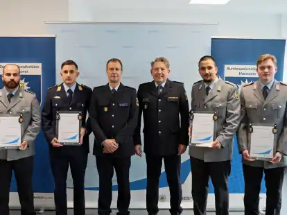 Die Bundespolizeidirektion Hannover ehrt die vier Soldaten mit einer Urkunde und pers&ouml;nlichem Dank des st&auml;ndigen Vertreters des Bundespolizeipr&auml;sidenten Hannover, Andreas Meier (Dritter von rechts), und durch Gernot Marx (Dritter von links) von der Bundespolizeiinspektion Bremen.