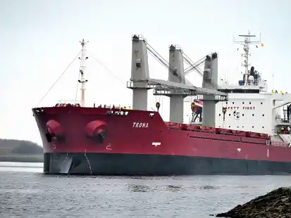 Der Frachter &bdquo;Trona&ldquo; im Nordhafen Wilhelmshaven.