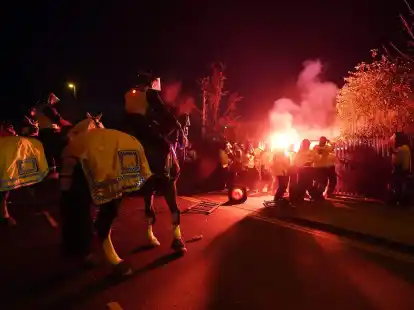 Bei heftigen Ausschreitungen vor der Partie zwischen Aston Villa und Legia Warschau wurden vier Polizisten verletzt.
