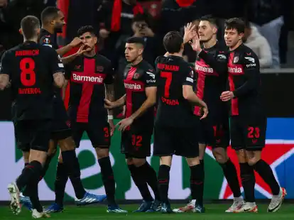 Die Leverkusener Spieler jubeln nach dem Treffer von Patrik Schick (2.v.r) zur 1:0 F&uuml;hrung.