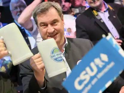 Den obligatorischen Bierkrug in der Hand: Bayerns Ministerpr&auml;sident Markus S&ouml;der beim Politischen Aschermittwoch seiner CSU in Passau