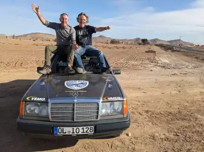 Gute Stimmung: F&uuml;r die Oldenburger Freunde Volker Fedrau (li.) und J&ouml;rg Wicker war die Benefiz-Dakar-Rallye eine beeindruckende Erfahrung f&uuml;r einen guten Zweck. 