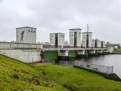 L&auml;sst normalerweise Hunderte Kubikmeter Wasser pro Sekunde ablaufen: das Leda-Sperrwerk bei Leer.