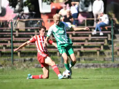 Leon Opitz (rechts) im Einsatz für Werders U-19-Auswahl. Diese spielt ab kommender Saison nicht mehr in der A-Junioren-Bundesliga, sondern in der neuen DFB-Nachwuchsliga.
