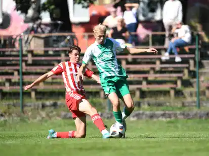 Leon Opitz (rechts) im Einsatz f&uuml;r Werders U-19-Auswahl. Diese spielt ab kommender Saison nicht mehr in der A-Junioren-Bundesliga, sondern in der neuen DFB-Nachwuchsliga. 