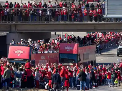 Die Siegesparade der Kansas City Chiefs wurde von Sch&uuml;ssen &uuml;berschattet.