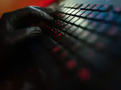 Meta warnt vor einer gro&szlig;en Zahl oft kurzlebiger russischer Fake-Accounts, deren Ziel es sei, die Unterst&uuml;tzung der Ukraine im Westen zu schw&auml;chen.