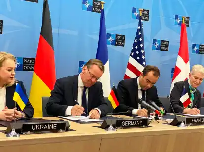 Bundesverteidigungsminister Boris Pistorius (2.v.l), sein französischer Amtskollege Sébastien Lecornu (2.v.r) sowie weitere Ministerinnen und Minister unterzeichnen das Gründungsdokument der Ukraine-Koalition.
