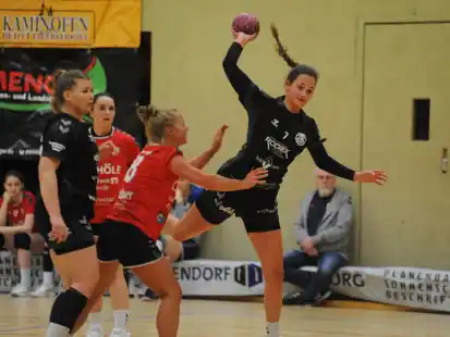 Die Elsflether Handballerinnen (am Ball) wollen im Spitzenspiel gegen Cloppenburg den Spitzenteams weiter auf die Pelle r&uuml;cken.
