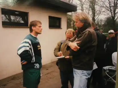 Hannes Klinker (rechts) im Gespräch mit dem sechsfachen Fußball-A-Nationalspieler Uli Borowka (damals FC Oberneuland).